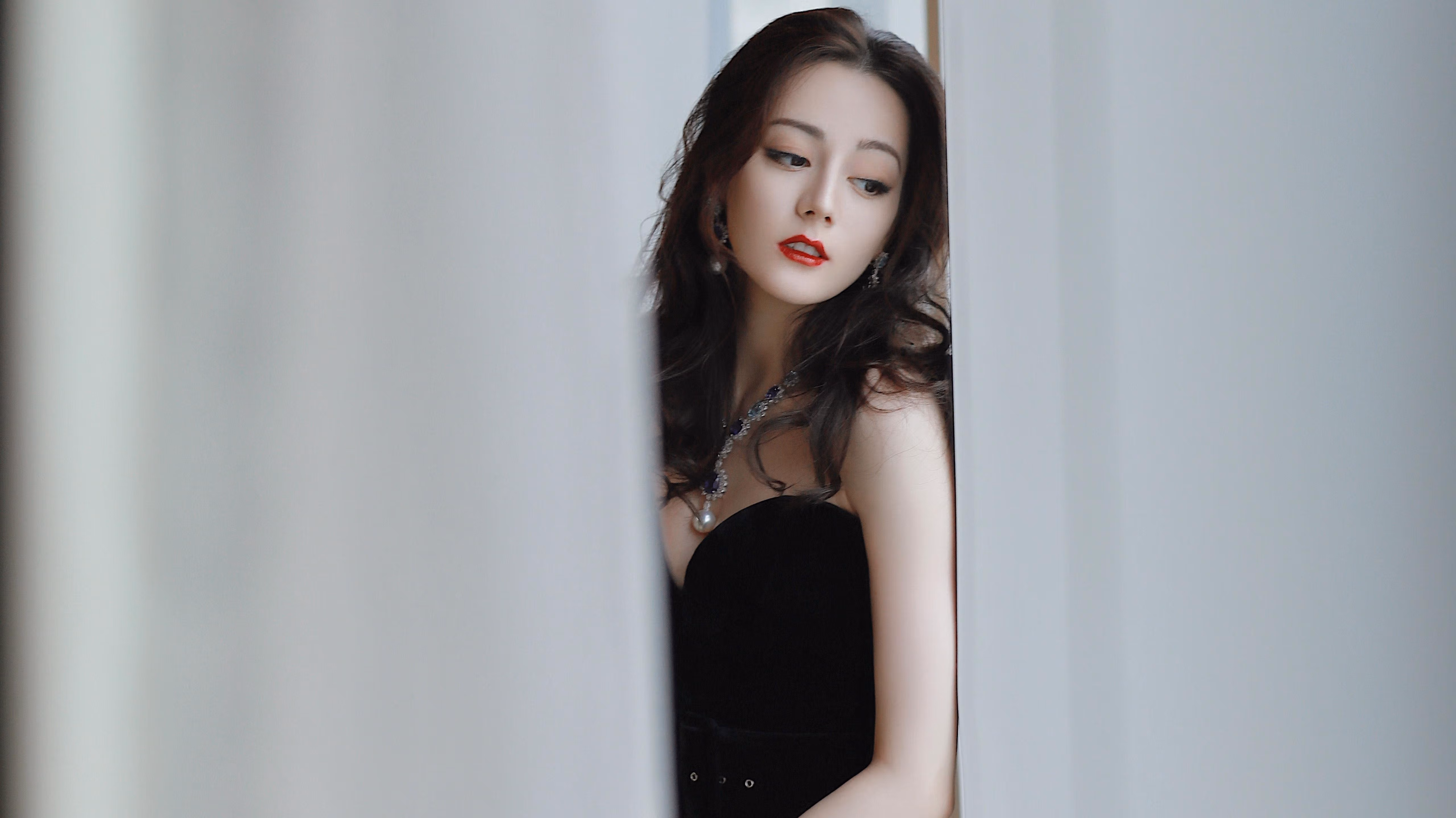 fb体育登录入口-血战赛场：车手你追我赶，精彩不断