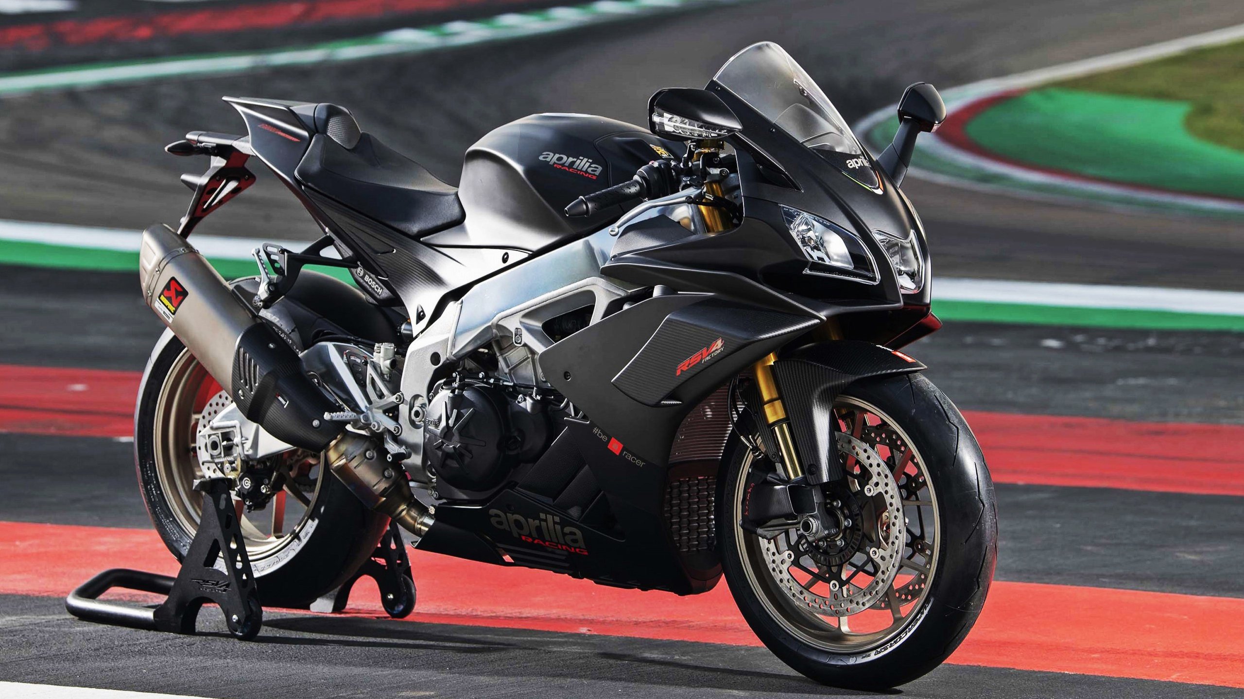 fb体育电脑版-德甲高速攻防：节奏快得令人窒息，德甲速度